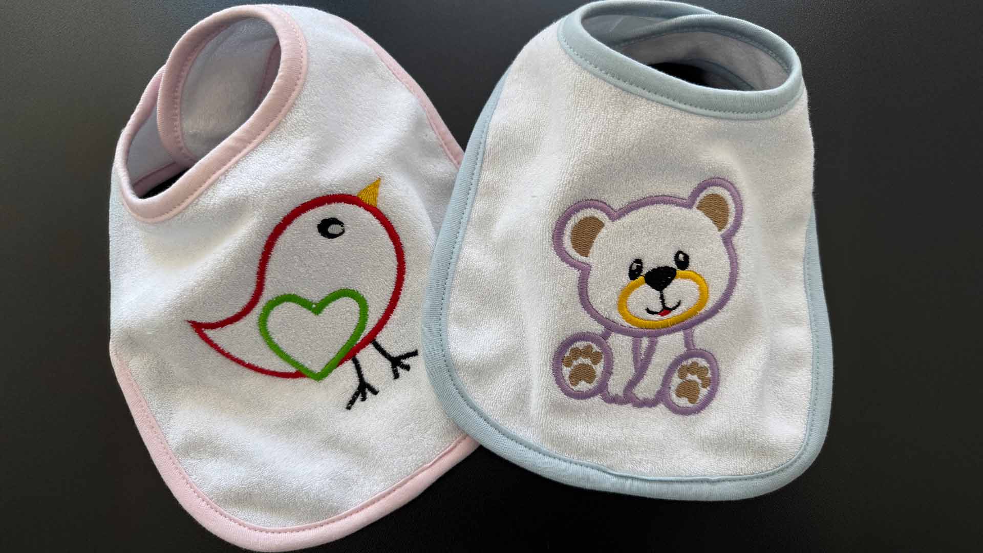 Zwei_Laetzchen_mit_Bestickung